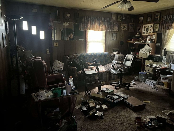 contents-of-907-n.-870-st.-e.-image-19