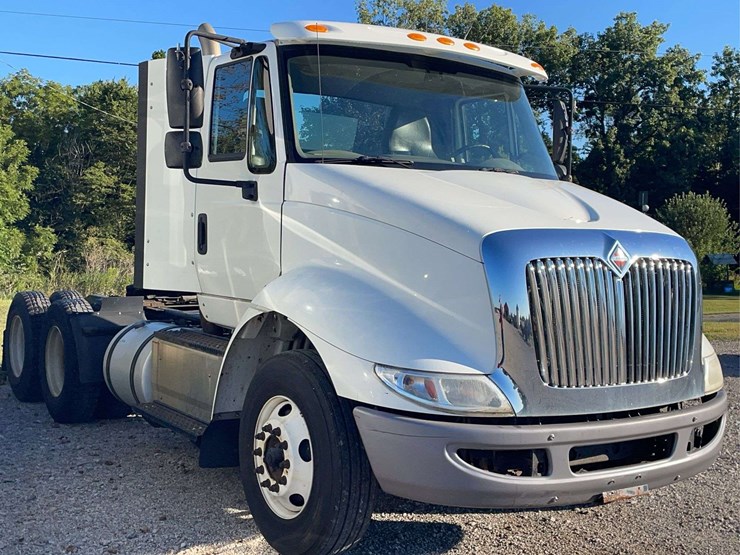 2015-navistar-8600-day-cab-semi-image-61