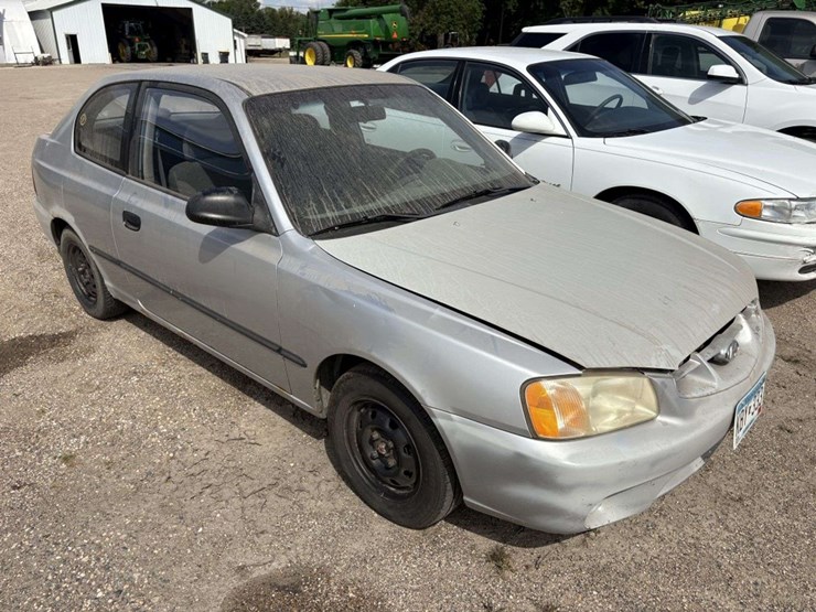 2000-hyundai-accent,-2-door,-175/70r13-tires,-5-speed-manual,-cloth,-receiver-hitch,-161058-miles,-t-image-3