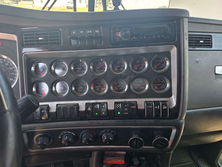 2013-kenworth-t660-image-37