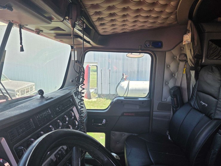2013-kenworth-t660-image-33