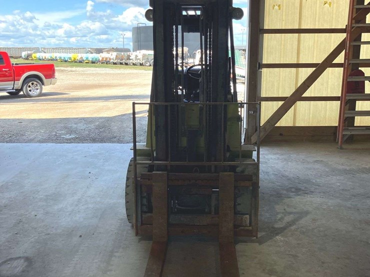 clark-gxp30-6000lbs-capacity-forklift-image-4