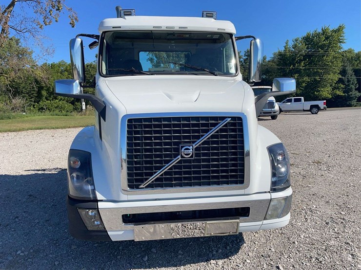 2016-volvo-day-cab-semi-image-52