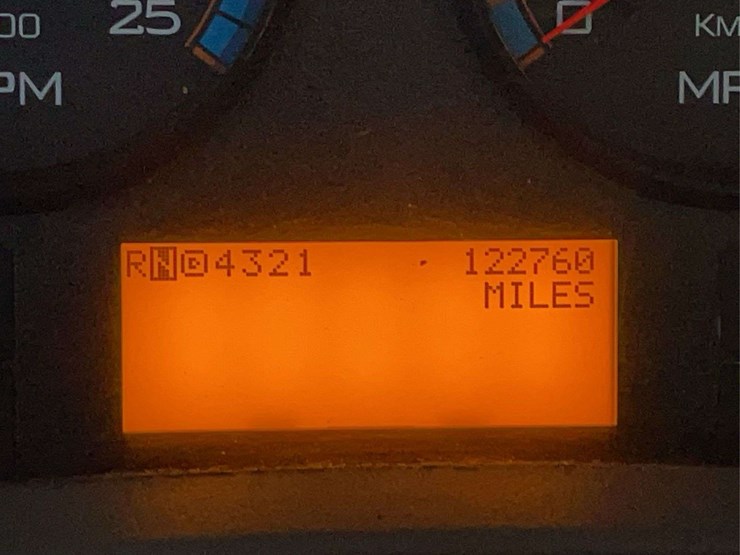 2015-navistar-8600-day-cab-semi-image-2