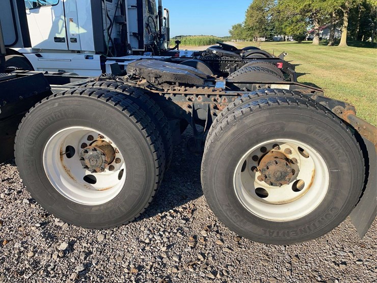 2015-navistar-8600-day-cab-semi-image-19