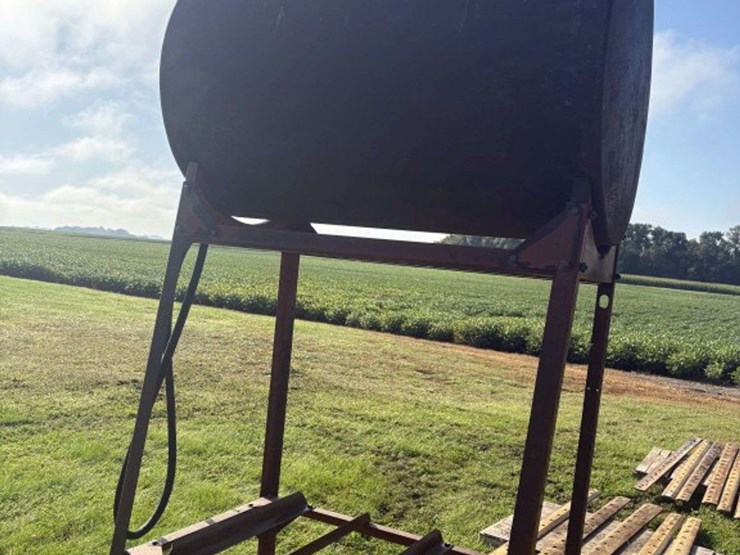300-gal-fuel-barrel-on-stand,-last-used-for-gas-image-4