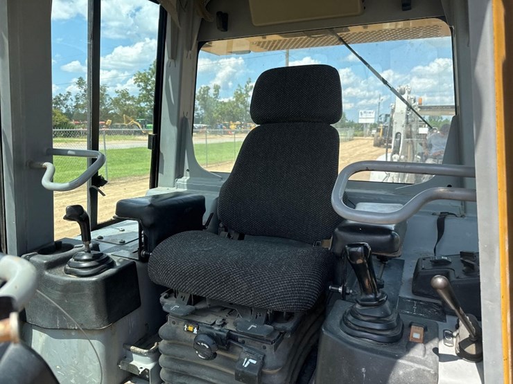 2005-caterpillar-d3g-lgp-image-24