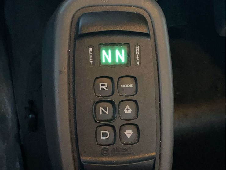 2015-navistar-8600-day-cab-semi-image-7