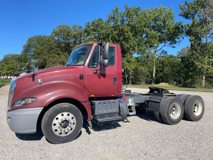 2015-navistar-prostar-day-cab---automatic-transmission-image-2