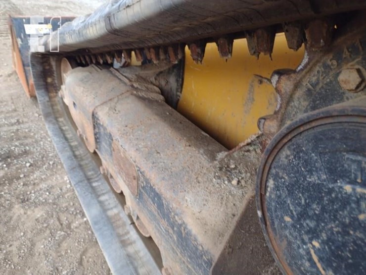 2015-deere-329e-image-22