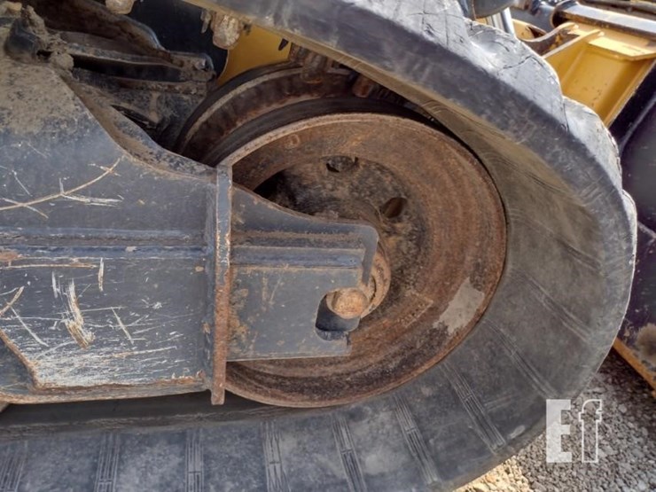 2022-deere-333g-image-32