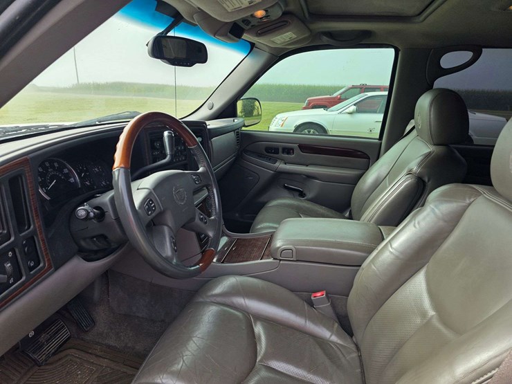 2003-cadillac-escalade-image-43