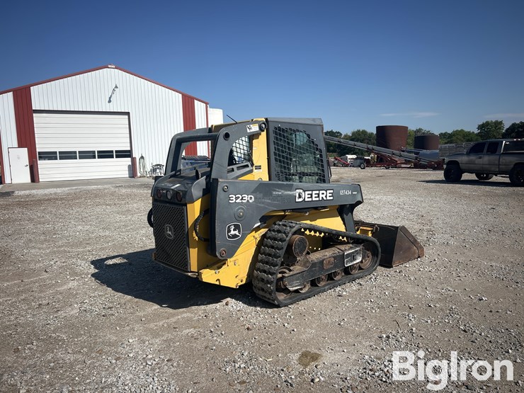 2013-deere-323d-image-5