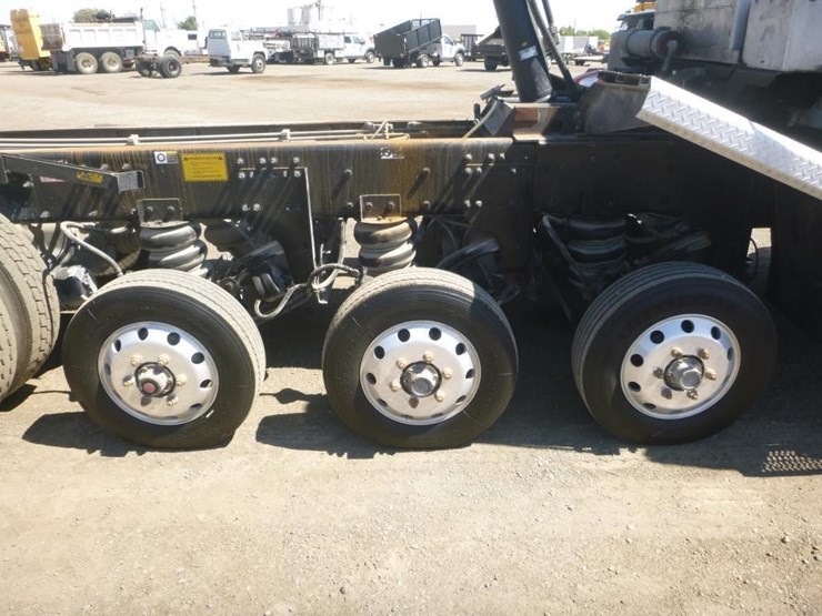 2020-peterbilt-567-image-10