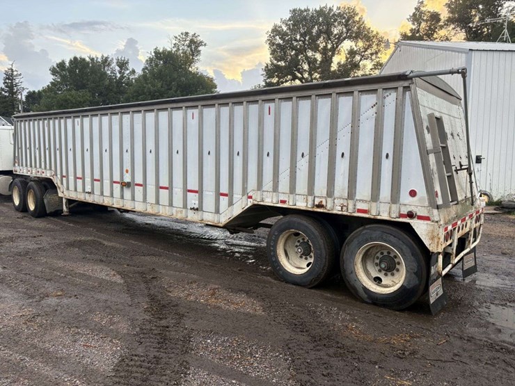 1979-cornhusker-800-40’-hopper-trailer,-66”-sides,-96”-wide,-tandem-axle,-11r24.5-on-steel-budd-rims-image-4