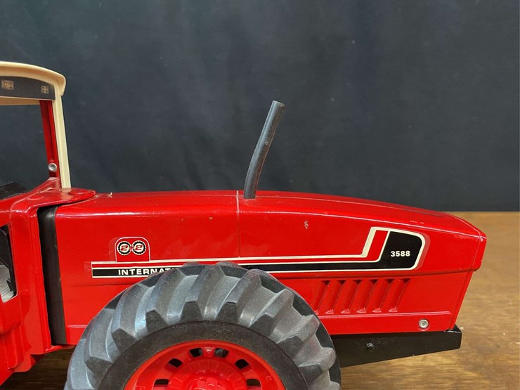 1/16-ih-3588-ertl-image-17