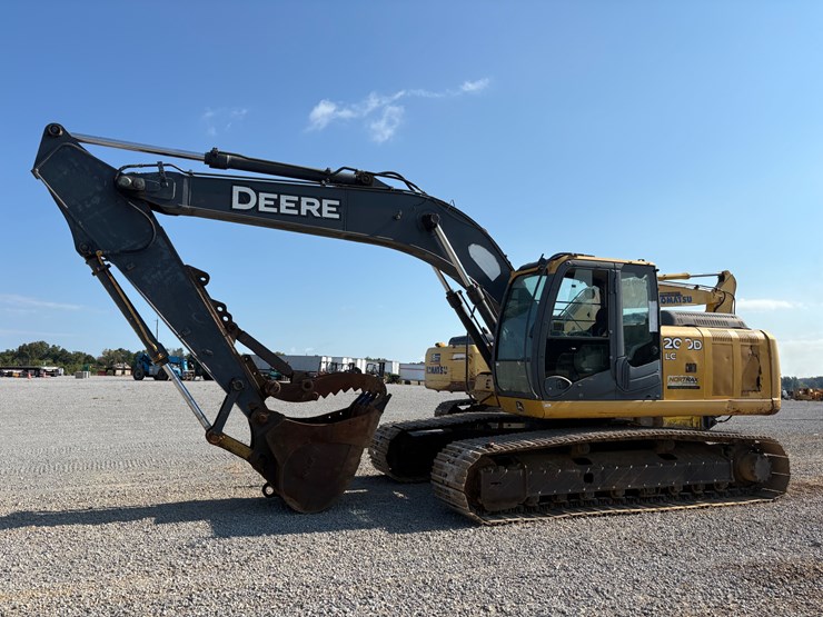 deere-200d-lc-image-1