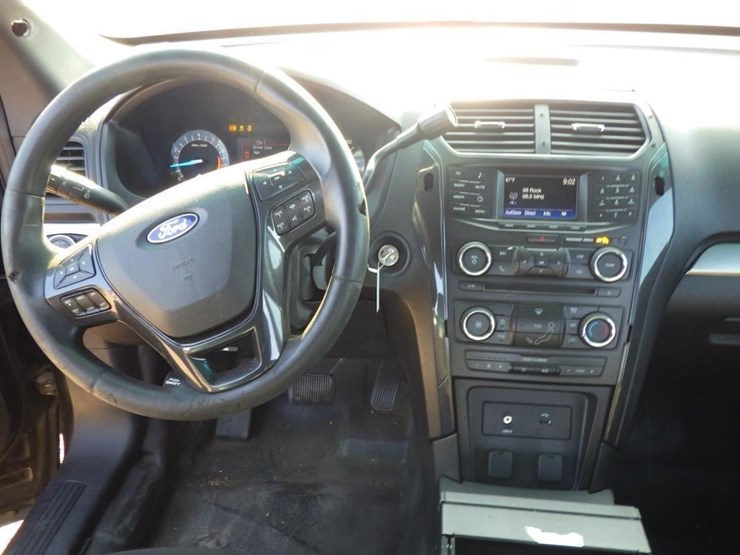 2017-ford-explorer-image-11
