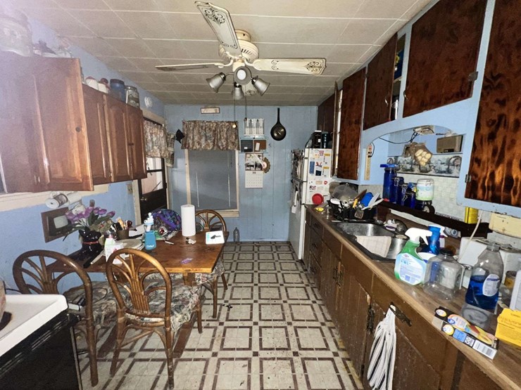 contents-of-907-n.-870-st.-e.-image-1