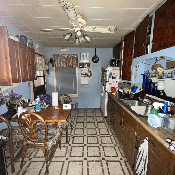 Contents of 907 N. 870 St. E.