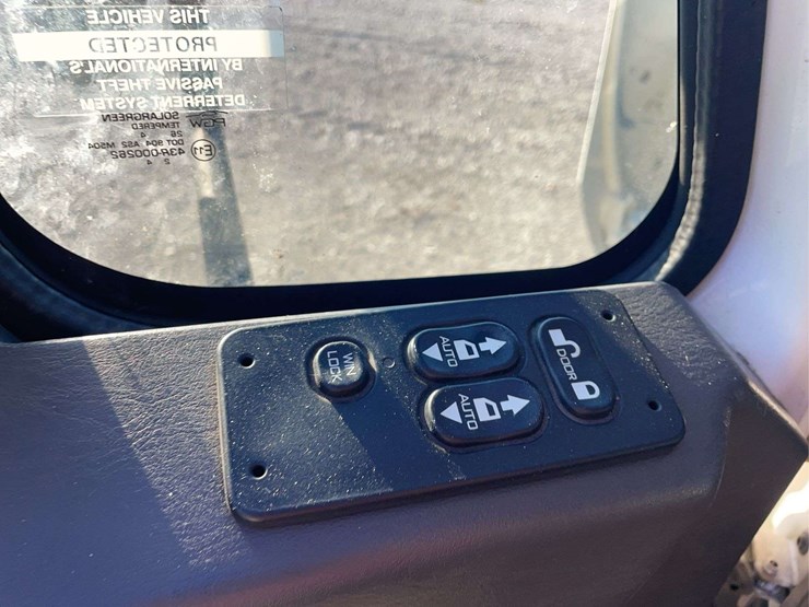 2015-navistar-8600-day-cab-semi-image-54