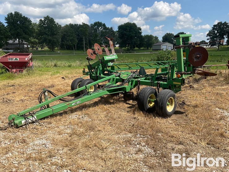john-deere-2100-image-1