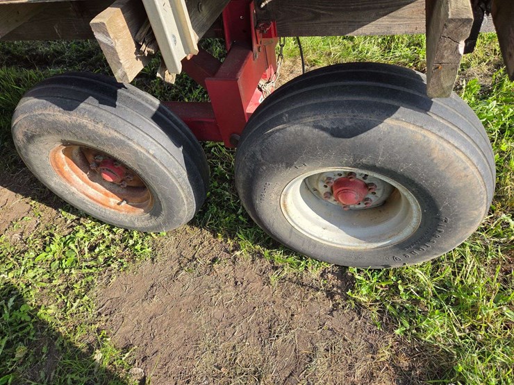 gehl-silage-wagon-on-tandem-running-gear,-12.5-x-15”-and-11l-x-15”-tires,-16’-long,-540-pto-image-7