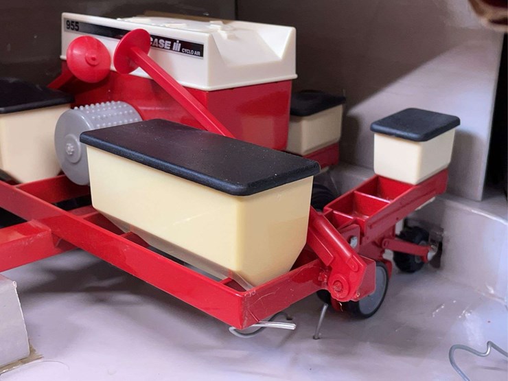 1/16-case-ih-planter-nib-ertl-image-10