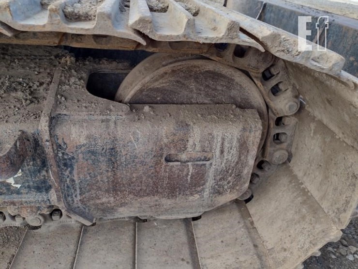 2010-deere-120d-image-40