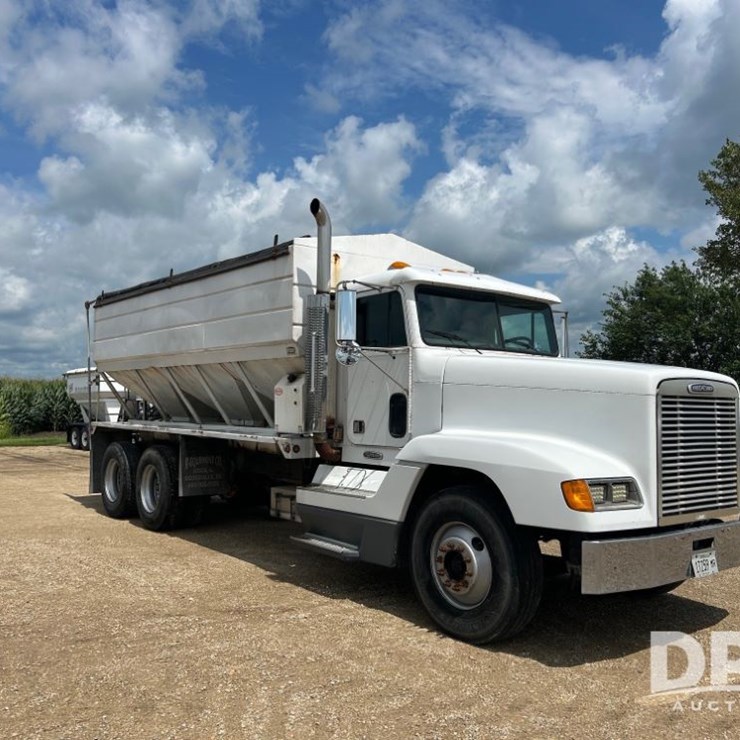 2000 Freightliner Dry Tender Truck (MN1096, Unit 369)