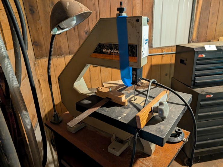#3026-•-black-&-decker-bandsaw-image-4