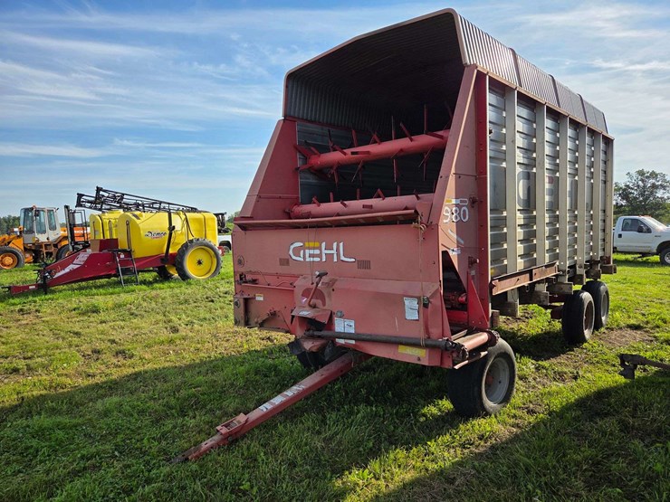 gehl-silage-wagon-on-tandem-running-gear,-12.5-x-15”-and-11l-x-15”-tires,-16’-long,-540-pto-image-1