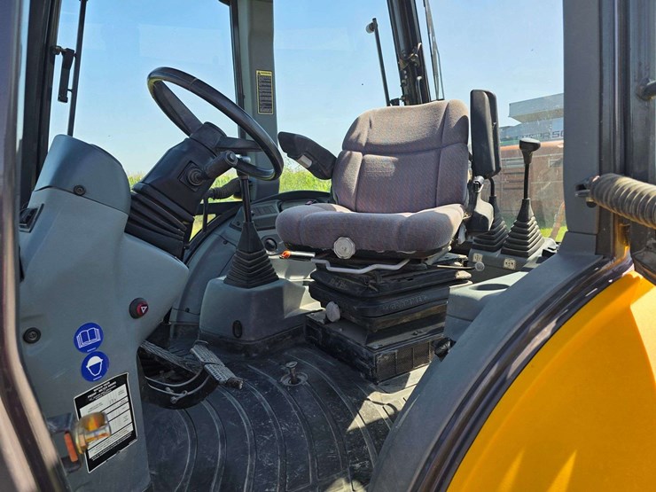 new-holland-lb75-image-33