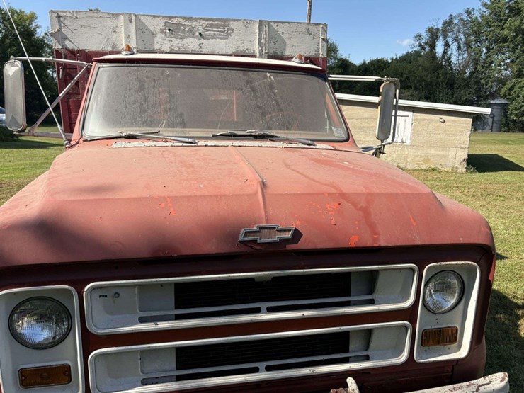 1967-chevy-c50-grain-truck,-tandem-axle-with-hyd-lift-tag-axle,-350-v8,-4+2,-8.25-20-tires,-17.5’-wo-image-14