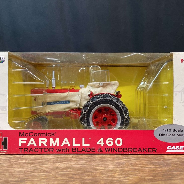 1/16 Farmall 460 w/Blade + Windbreaker NIB Ertl