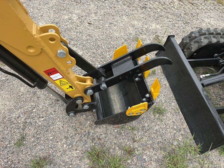 cfg-industrial-h12r-mini-excavator,-13.5-hp,-5.5’-digging-depth,-manual-thumb,-36”-hyd-blade,-16”-bu-image-6