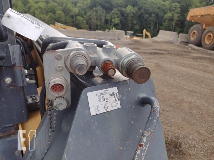 2015-deere-329e-image-15