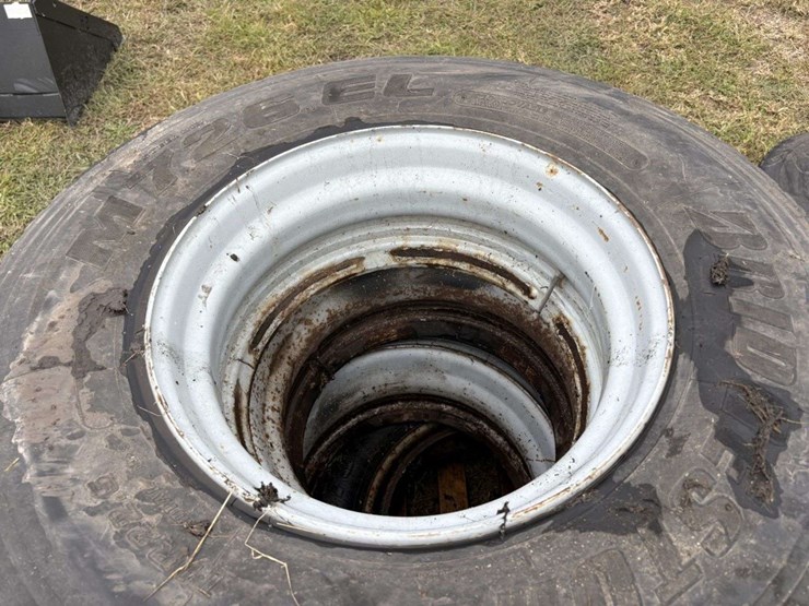 (4)-11r22.5-truck-tires-on-rim-clamp-rims,-used,-buying-all-for-one-money-image-8