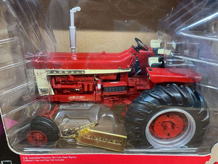 1/16-farmall-806-precision-key-series-nib-ertl-image-7