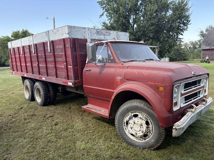 1967-chevy-c50-grain-truck,-tandem-axle-with-hyd-lift-tag-axle,-350-v8,-4+2,-8.25-20-tires,-17.5’-wo-image-2