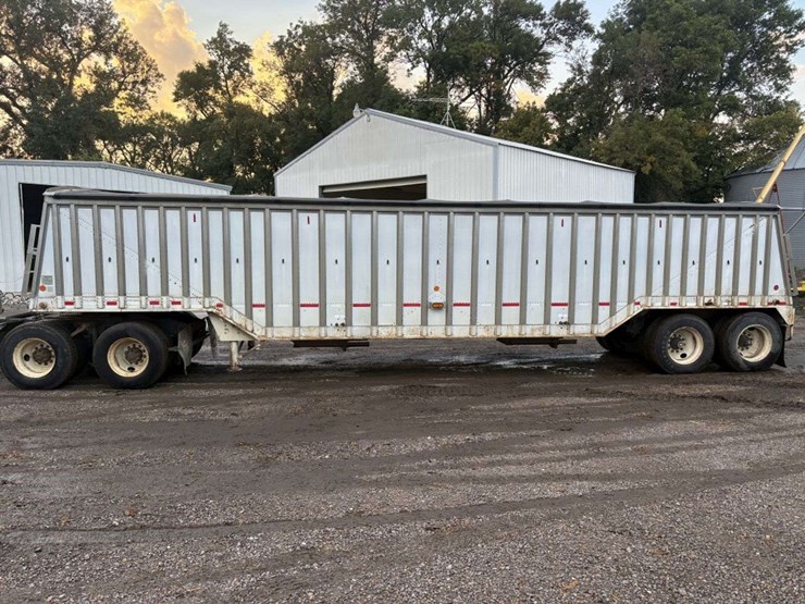 1979-cornhusker-800-40’-hopper-trailer,-66”-sides,-96”-wide,-tandem-axle,-11r24.5-on-steel-budd-rims-image-3