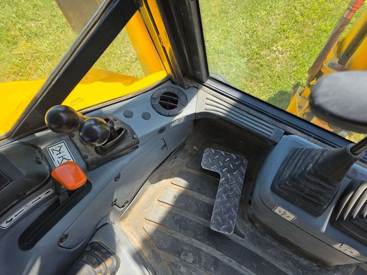 new-holland-lb75-image-50