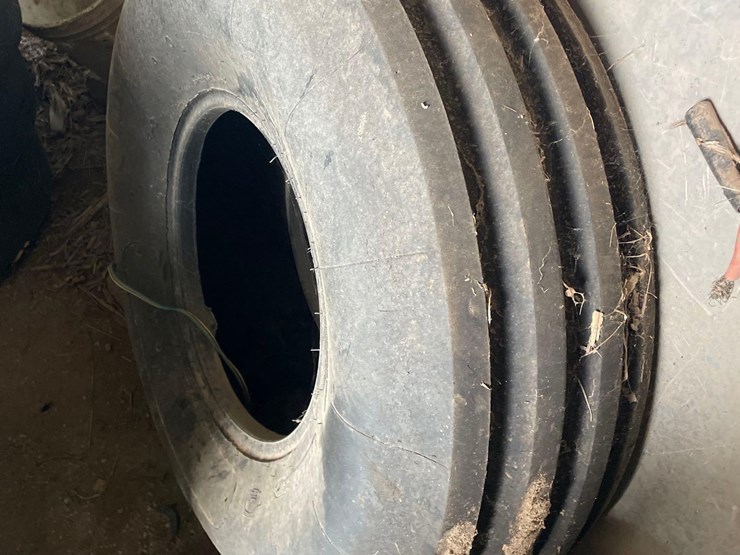 like-new-11.00-16-tire-image-4