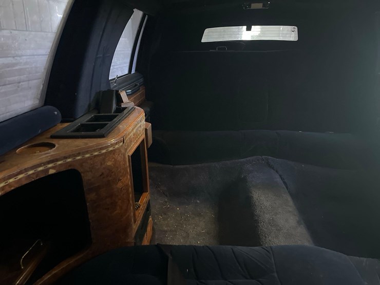 1987-lincoln-town-car-limousine-image-17