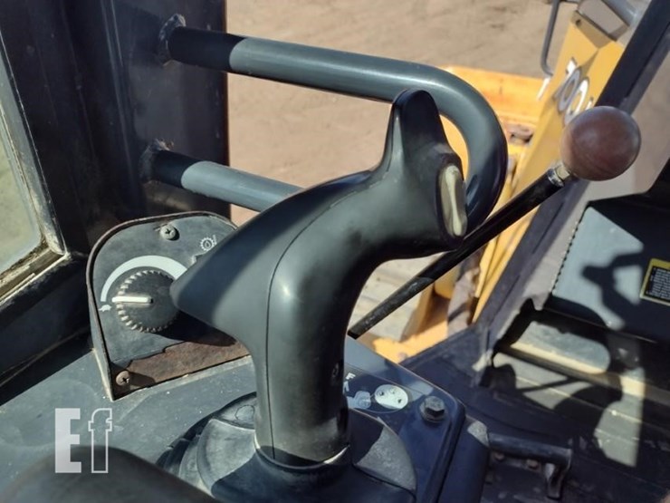2012-deere-700j-lt-image-11