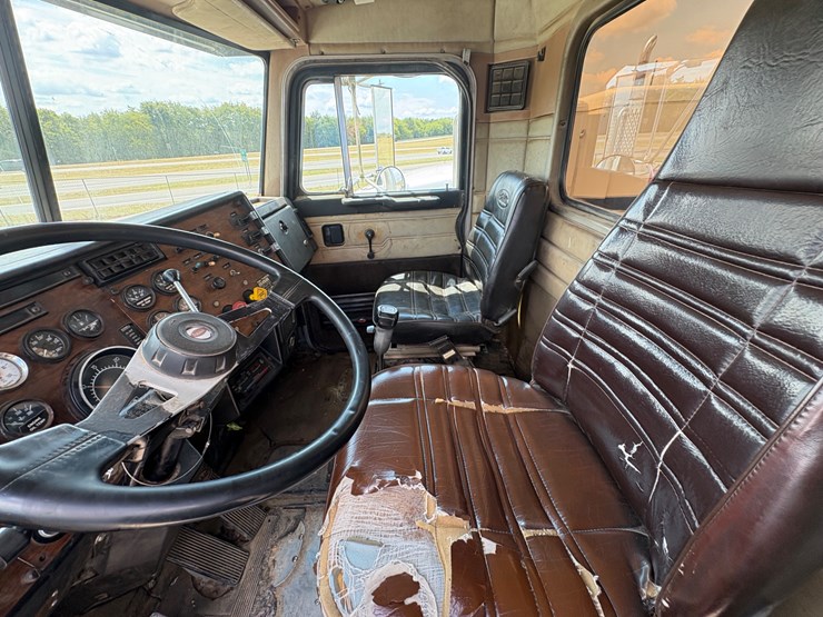 peterbilt-378-image-17