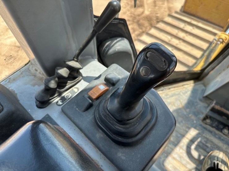 2005-caterpillar-d3g-lgp-image-28