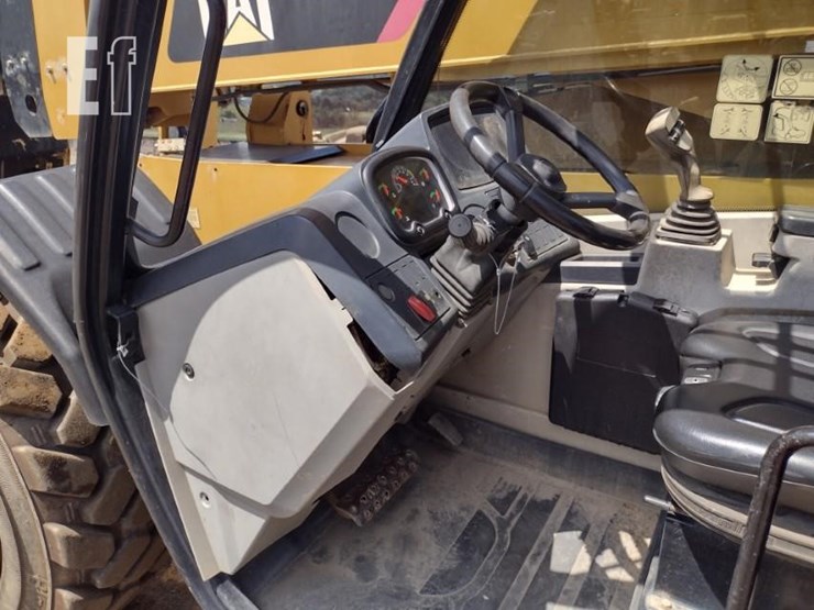 2017-caterpillar-tl1055d-image-10