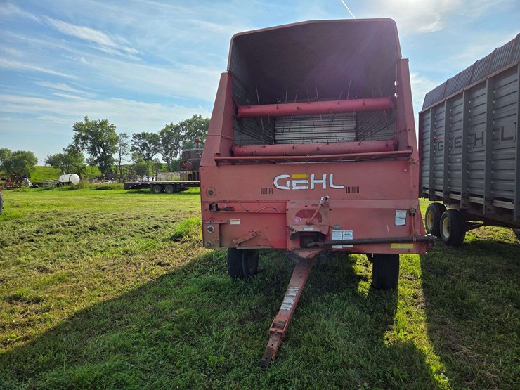 gehl-silage-wagon-on-tandem-running-gear,-12.5-x-15”-and-11l-x-15”-tires,-16’-long,-540-pto-image-2