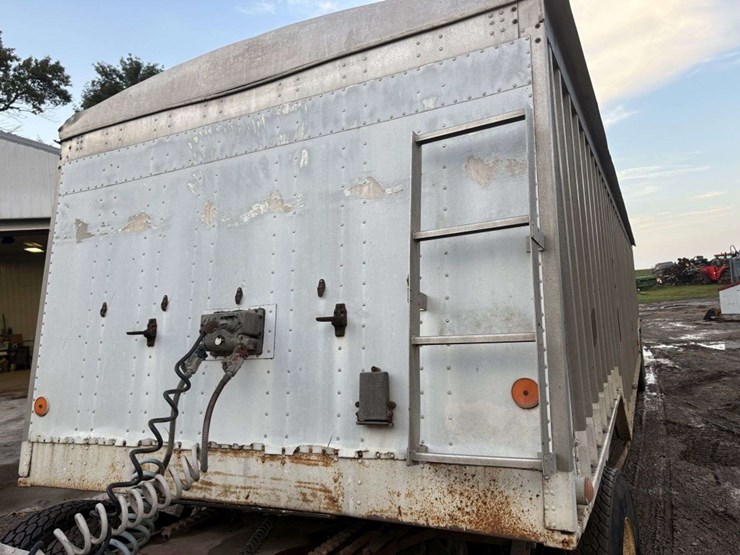 1979-cornhusker-800-40’-hopper-trailer,-66”-sides,-96”-wide,-tandem-axle,-11r24.5-on-steel-budd-rims-image-19